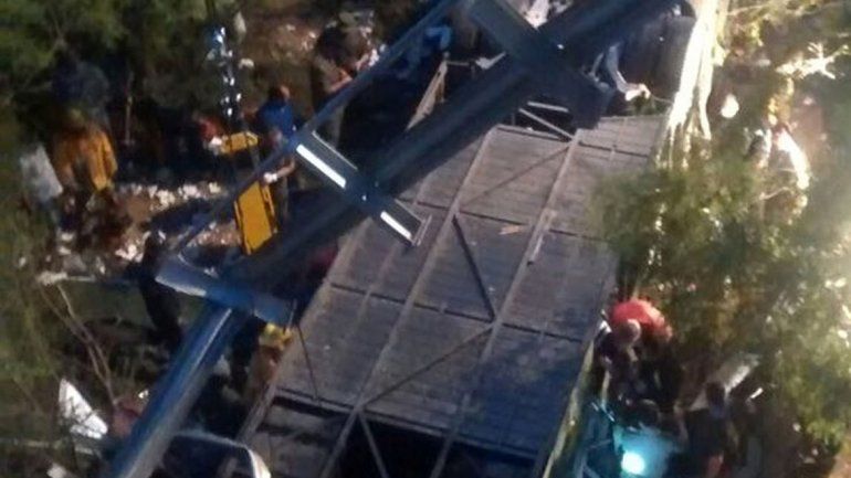 El estado en el que quedó el ómnibus en el que viajaban los efectivos de la fuerza de seguridad.&nbsp; Es un desastre