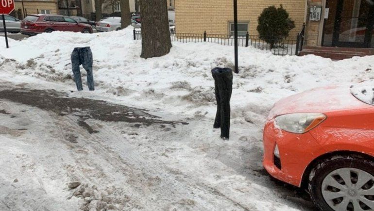 Twitter: congeló sus jeans para apartar el estacionamiento