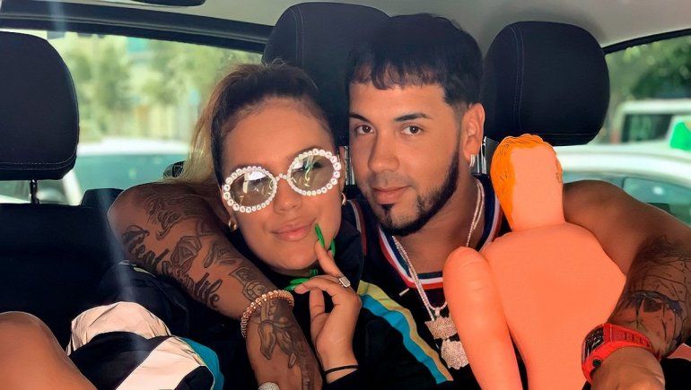 ¿Has visto a Anuel AA y Karol G jugando baloncesto?