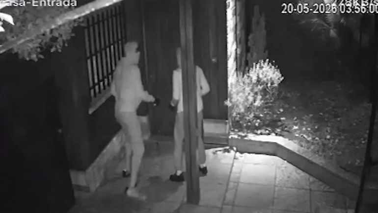 La violenta entradera ocurrió durante la madrugada en una vivienda de La Matanza y quedó registrada por cámaras de seguridad. La violenta entradera ocurrió durante la madrugada en una vivienda de La Matanza y quedó registrada por cámaras de seguridad.