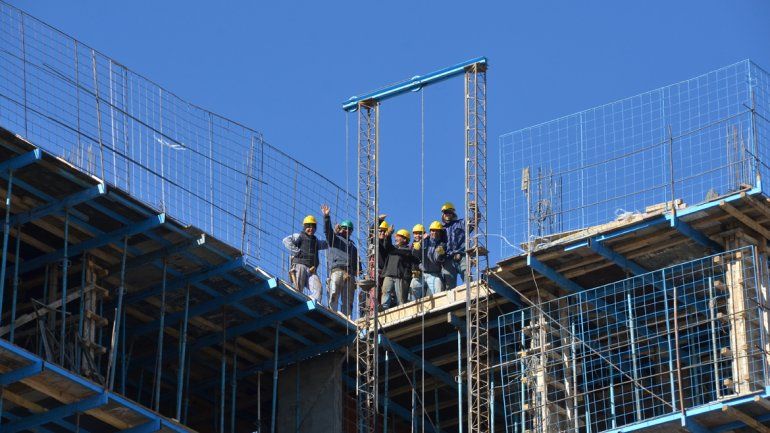 Obreros de distintos países levantan un edificio en Neuquén.