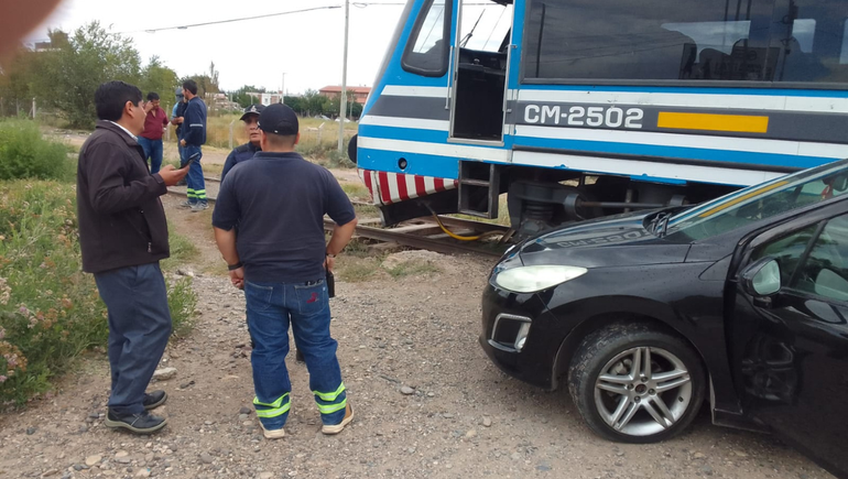 El Tren del Valle chocó con un auto particular.