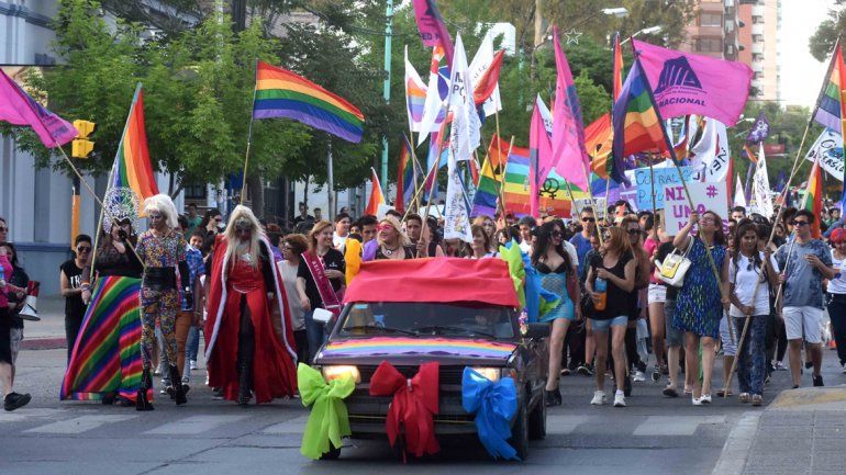 El centro de la ciudad fue el escenario de una colorida movilización ayer por la tarde. Se sintió fuerte el reclamo de reforma de la ley antidiscriminatoria.