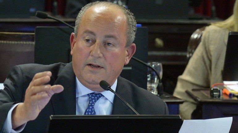 El senador era uno de los que aún no había definido su postura.