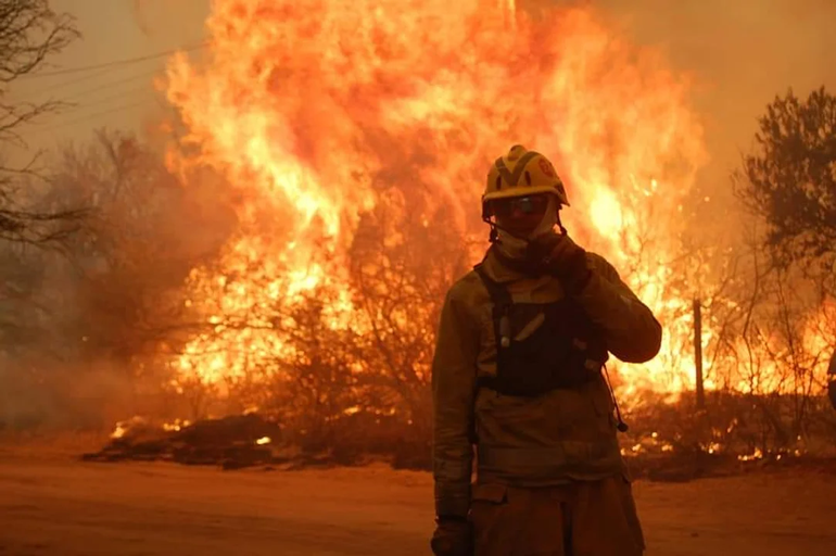 Los bomberos no dan abasto para combatir los incendios en las sierras de Córdoba. Los bomberos no dan abasto para combatir los incendios en las sierras de Córdoba.