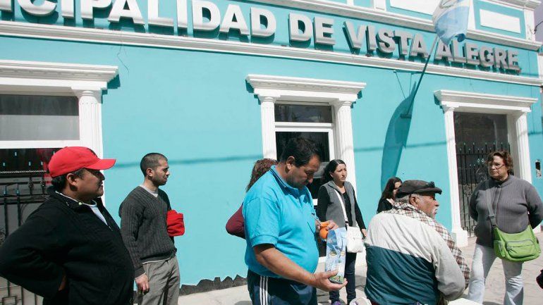 Vecinos reclamaron en las puertas del Municipio por falta de luz.&nbsp;