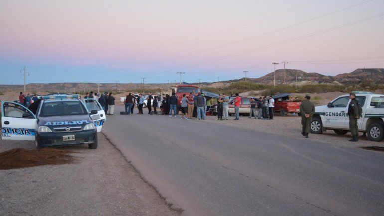 Gendarmería y la Policía Federal llegaron a los yacimientos, pero siguen los bloqueos