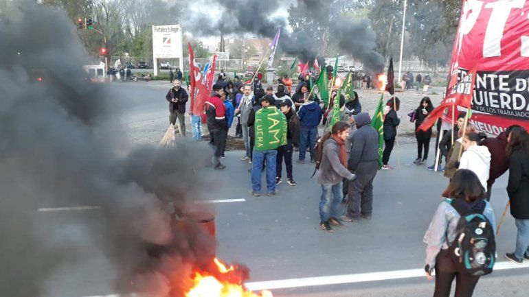 Trabajadores cortan la Ruta 7 en la segunda jornada de paro nacional