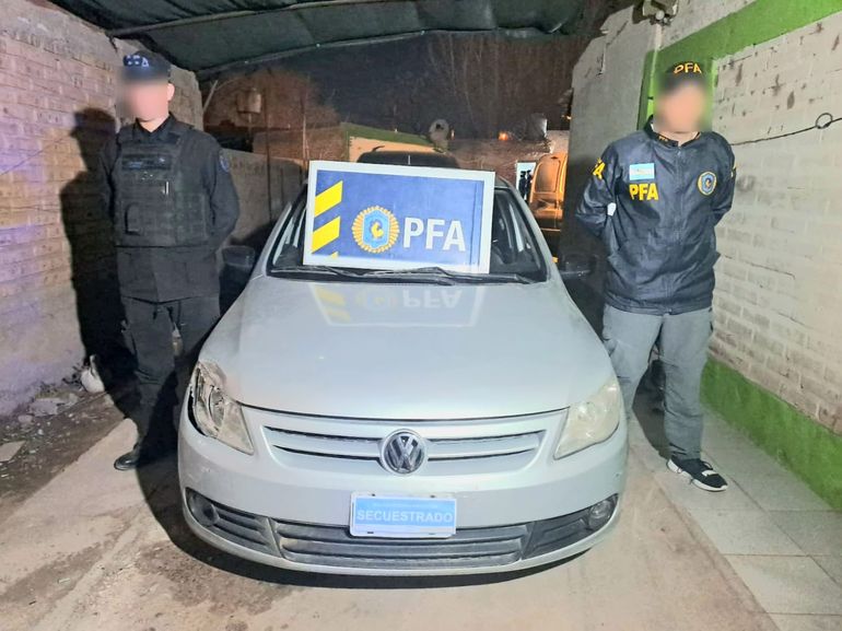 Además de cocaína, marihuana, dinero y armas, la Policía Federal en Rincón de los Sauces secuestró un vehículo. Además de cocaína, marihuana, dinero y armas, la Policía Federal en Rincón de los Sauces secuestró un vehículo.
