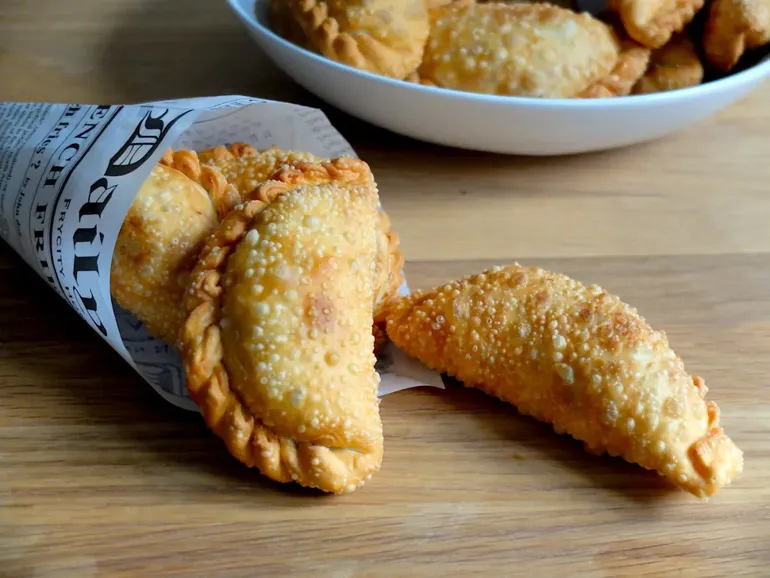 Crujientes y deliciosas las empanadas fritas son imbatibles. Crujientes y deliciosas las empanadas fritas son imbatibles.