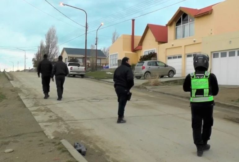 Policías en el lugar del hecho, luego del crimen de la médica obstetra de Puerto San Julián, en Santa Cruz Policías en el lugar del hecho, luego del crimen de la médica obstetra de Puerto San Julián, en Santa Cruz
