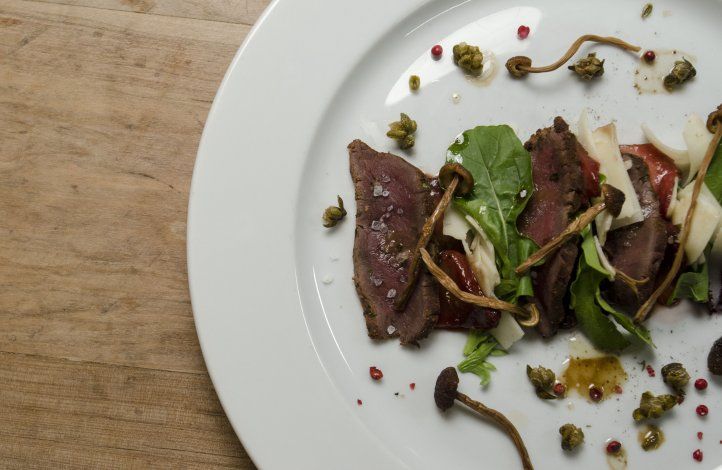 La mano del cocinero Esteco en la esquina de Torino.
