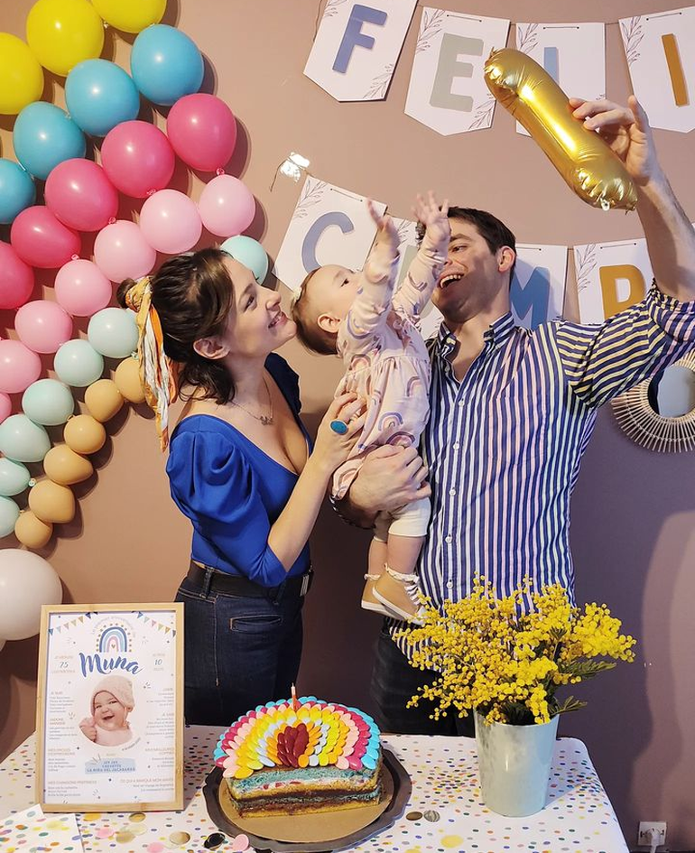 Una foto del álbum familiar, recuerdo del primer cumpleaños de Muna.