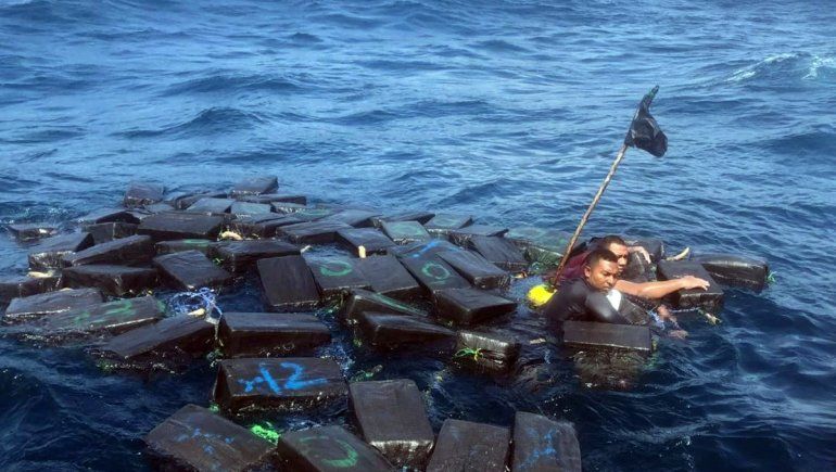 Tres narcos usaron paquetes de coca para no ahogarse