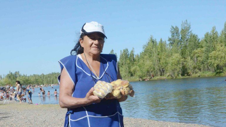 Juan (arriba) vende tortas fritas y rosquitas junto a su hija Catalina en el Gatica. Teresa (abajo) ofrece sus alfajores de maicena