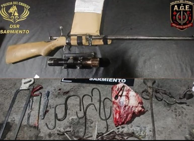 Algunos de los elementos hallados por la policía en el campo de Chubut donde presuntamente hacían faena ilegal y mandaban la carne a Santa Cruz. Algunos de los elementos hallados por la policía en el campo de Chubut donde presuntamente hacían faena ilegal y mandaban la carne a Santa Cruz. 