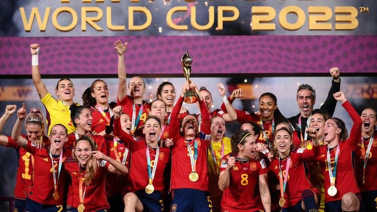 España se consagró campeona del Mundial de Fútbol Femenino por primera vez en su historia. España se consagró campeona del Mundial de Fútbol Femenino por primera vez en su historia.