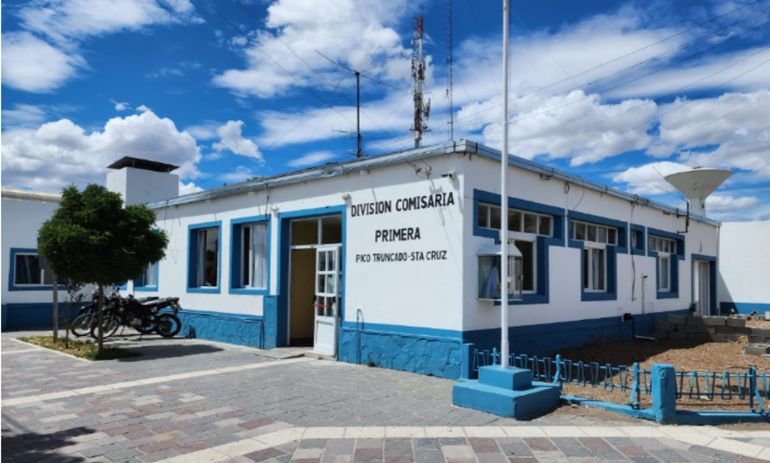 Cuando supo lo sucedido, la mamá del menor realizó la denuncia en la Comisaría Primera de Pico Truncado. Cuando supo lo sucedido, la mamá del menor realizó la denuncia en la Comisaría Primera de Pico Truncado.