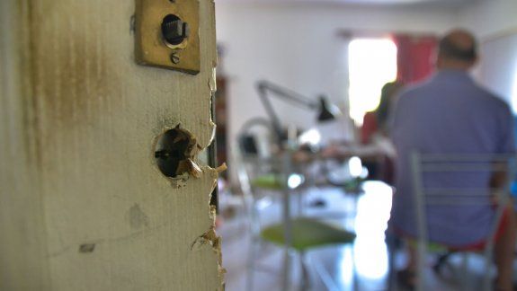 Así quedaron la puerta y la habitación de un vecino del edificio de Miguel A. Camino al 1000 en el Santa Genoveva, donde robaron dos departamentos.