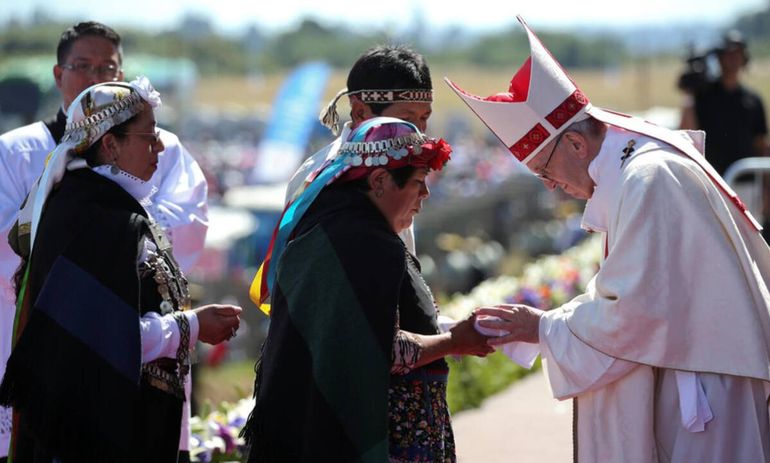El papa Francisco con mapuches en su visita a Chile