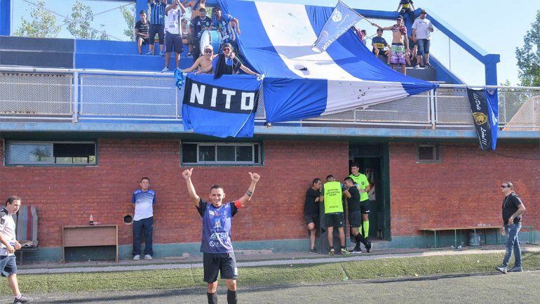 Rueda fue homenajeado, hizo  otro gol y Rincón quedó más cerca