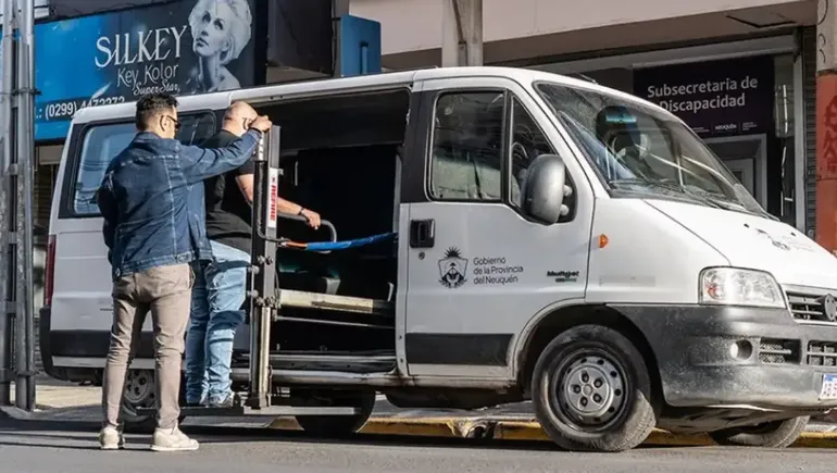 El servicio de transporte se debe solicitar anticipadamente. El servicio de transporte se debe solicitar anticipadamente.