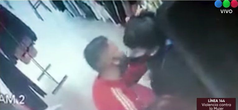 Video viral: robó una tienda y le dio un beso a la cajera