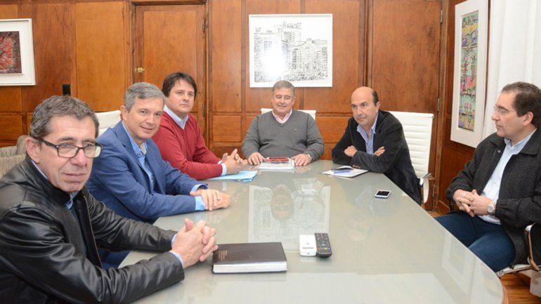 Representantes de la municipalidad capitalina y del gobierno reunidos.