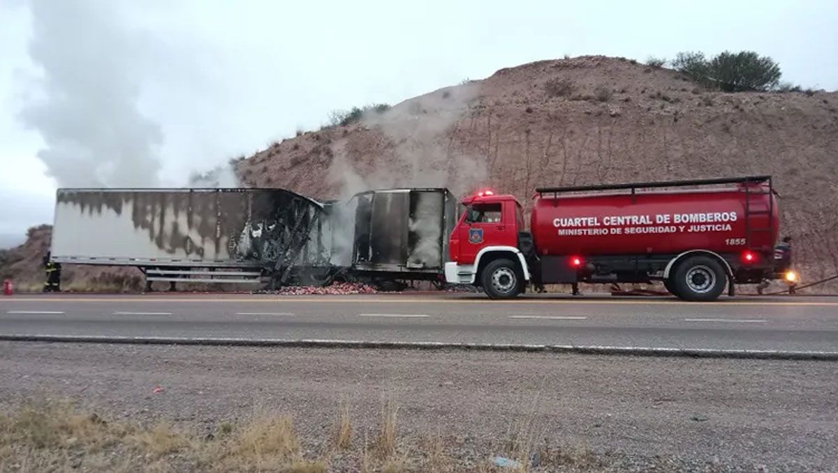 Un incendio destruyó un camión que transportaba latas de gaseosas