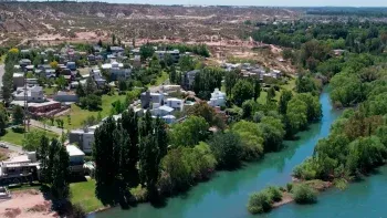 reves para bocahue: la justicia le exige retirar los cercos para que avance el paseo costero sobre el neuquen