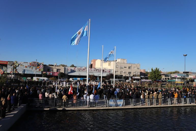 Se realizó un sentido homenaje en el cenotafio del parque central.