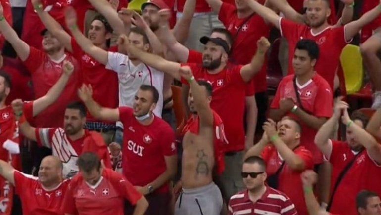 El hincha suizo que se hizo tendencia por un tremendo tatuaje de Diego