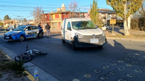 un ciclista llevaba una garrafa, lo choco una camioneta y tuvo que ser trasladado a una clinica un ciclista llevaba una garrafa, lo choco una camioneta y tuvo que ser trasladado a una clinica