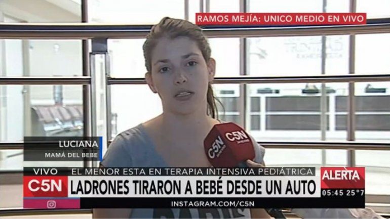 Le roban el auto a una mujer y arrojan a su bebé por la ventanilla