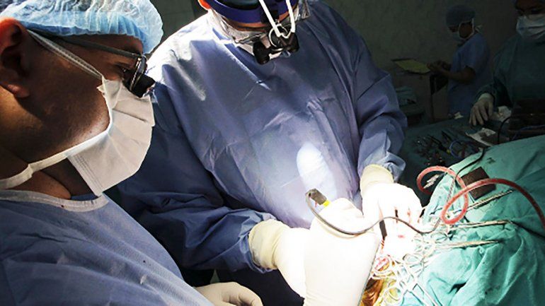 Los médicos se terminaron alumbrando con sus propios teléfonos.