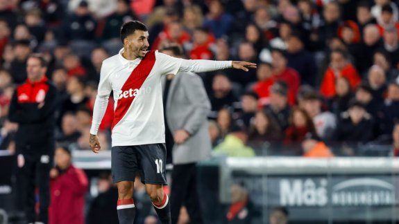La nueva camiseta que presentó River inspirada en uno de sus primeros escudos.