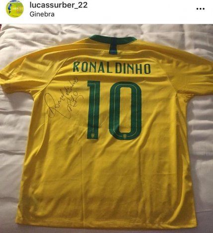 La amiseta de Dinho firmada por el astro brasileño para ayudar a Donatto.