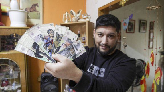 El  neuquino que hace de los billetes una obra de arte