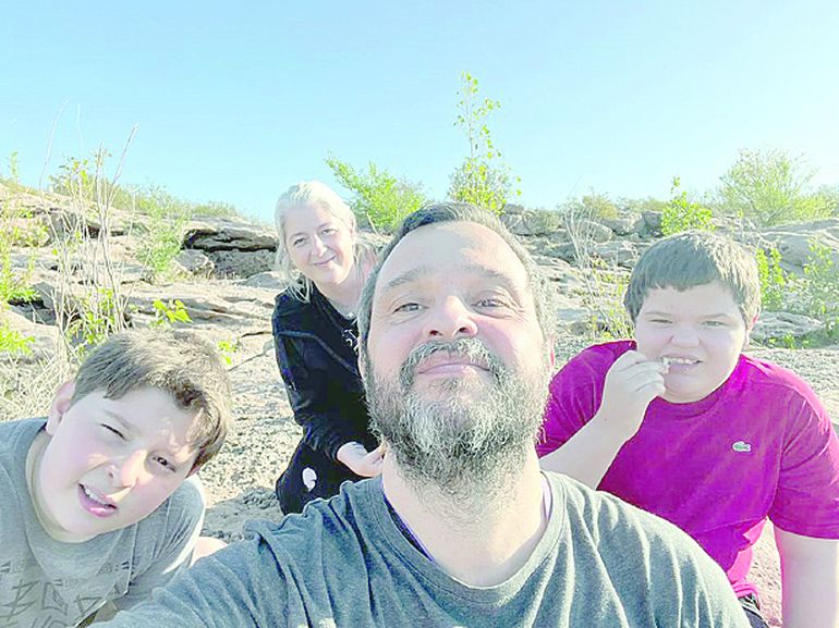 La familia DAngelo, unida por Olivero, que tiene autismo y sufre por los estallidos de pirotecnia.