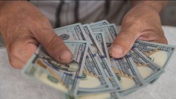 Derogarán regímenes de información fiscal para fomentar el uso de dólares del colchón.