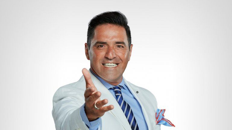 Iúdica regresa con una mesa llena de figuras.