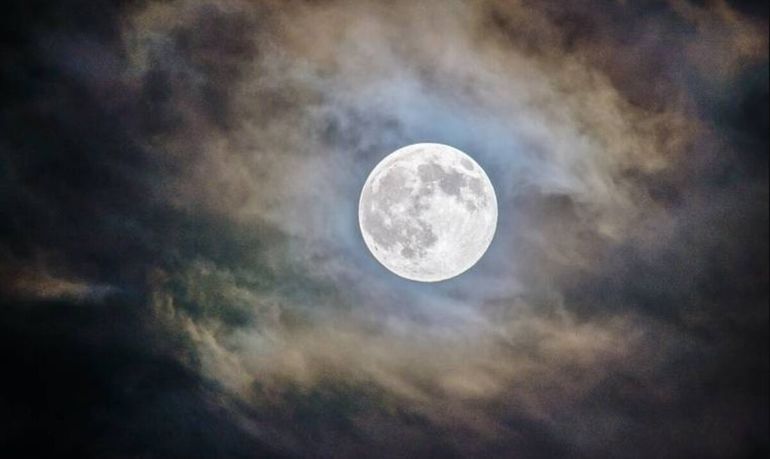 La transición lunar -o las distintas fases lunares- está vinculada al cuerpo humano, como sucede con las mareas o la fuerza gravitacional. La transición lunar -o las distintas fases lunares- está vinculada al cuerpo humano, como sucede con las mareas o la fuerza gravitacional.