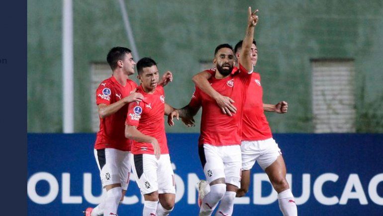 Contra todo, el Rojo empató en Brasil y es líder del grupo