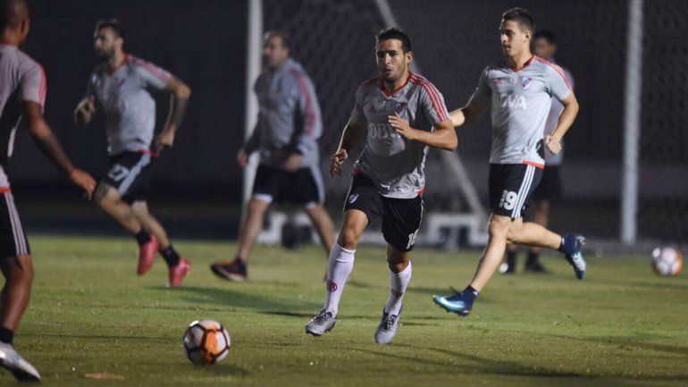 El plantel millonario llegó ayer a Río y quedó a la espera del partido de esta noche a puertas cerradas.