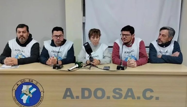 Conferencia de prensa de ADOSAC Río Gallegos tras una fuga de gas en una escuela.