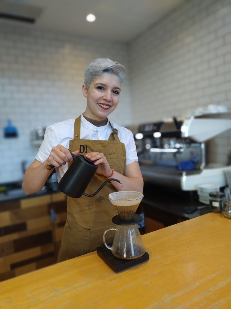 Tatiana, barista de Café Delirante en su trabajo cotidiano. Tatiana, barista de Café Delirante en su trabajo cotidiano.