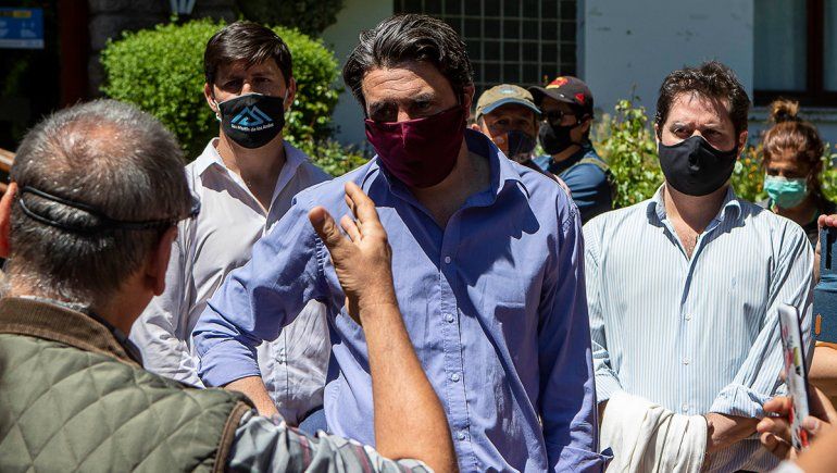 Carlos Saloniti le explica a los vecinos la medida