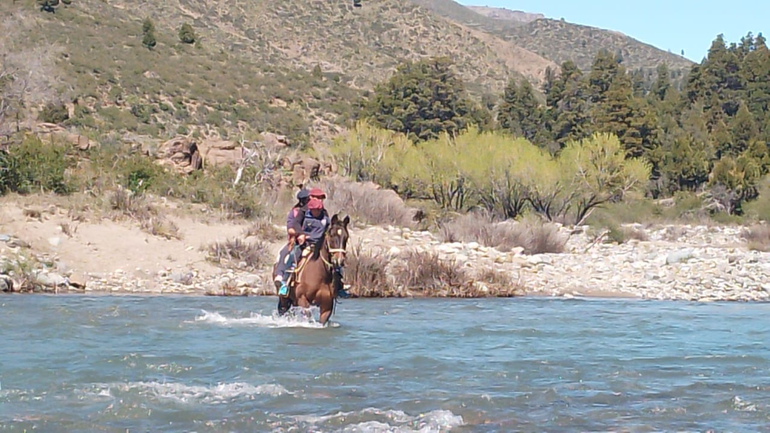 Dos adolescentes cayeron al agua helada del río Cuyín Manzano cuando el caballo que montaban trastabilló.