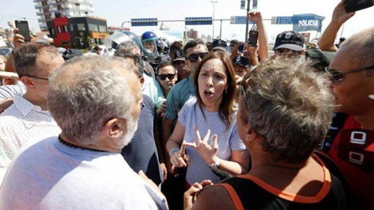 María Eugenia Vidal se bajó de su camioneta porque no la dejaban pasar.