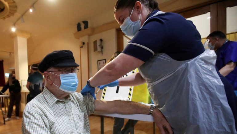Todos los adultos mayores en Buenos Aires que deseen aplicarse las vacunas contra el coronavirus, deben registrarse en la página del gobierno provincial.